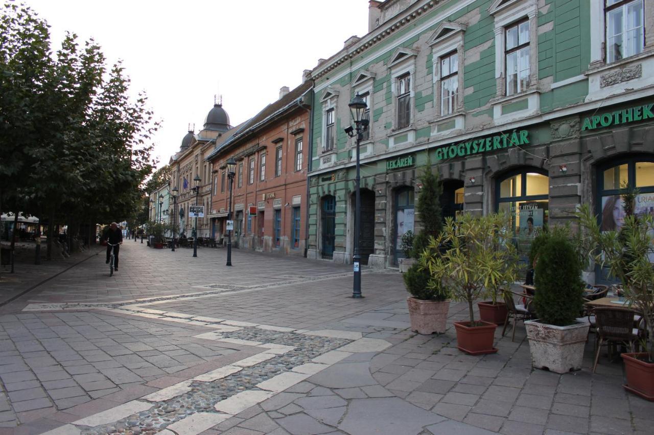 Esztergom Central Экстерьер фото
